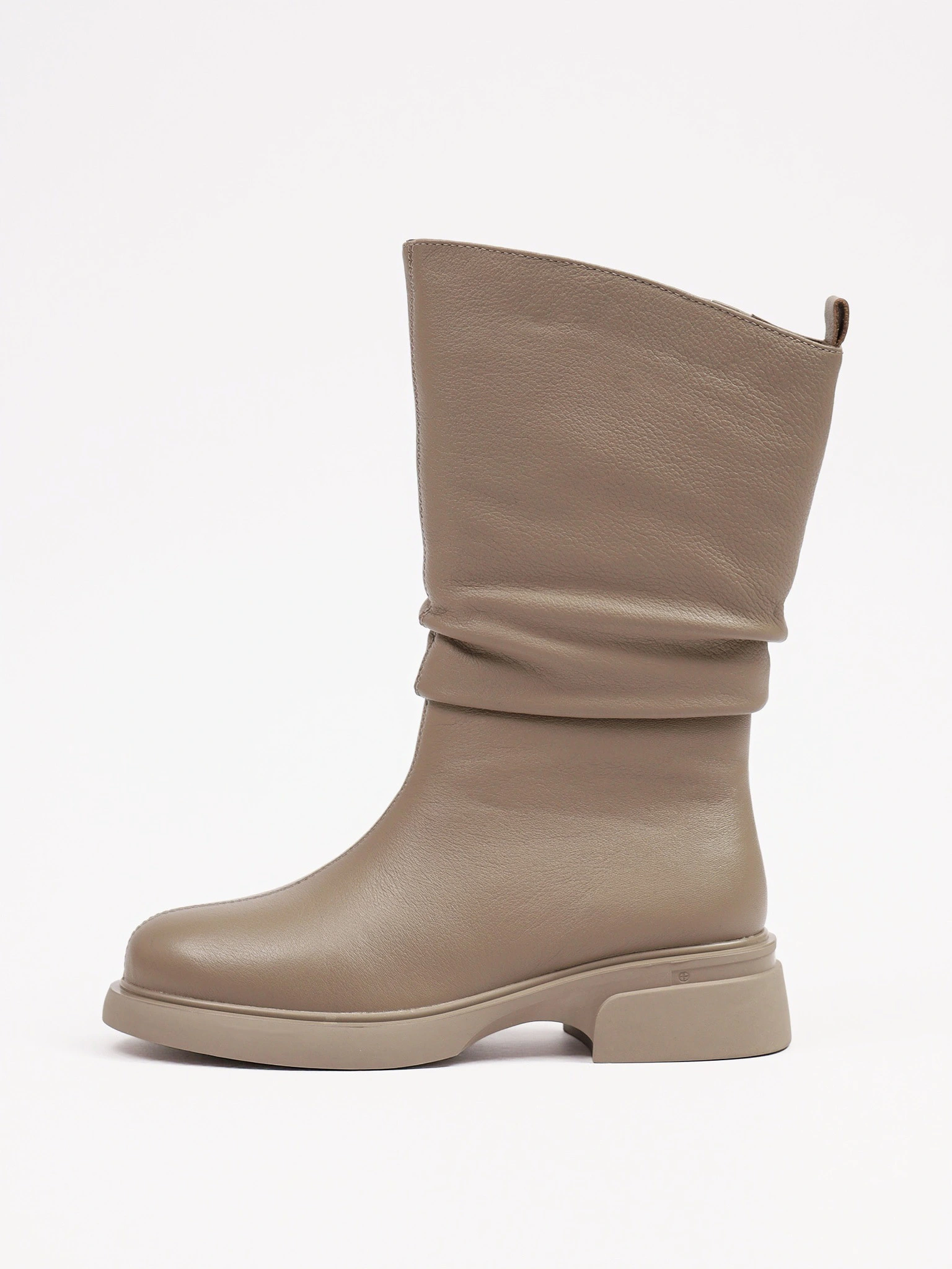 Сапоги серого цвета на среднем широком каблуке с мягкими складками